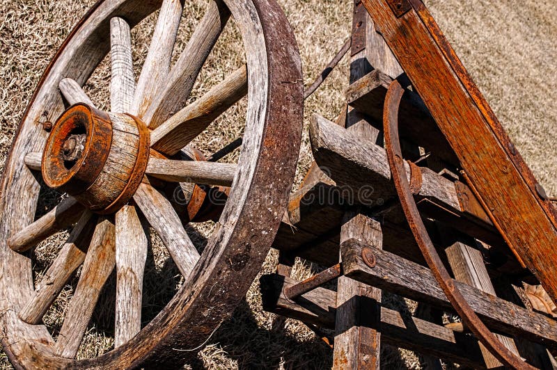 Altes hölzernes spoked Lastwagenrad, Rahmen lizenzfreie stockbilder Altes hölzernes spoked Lastwagenrad, Rahmen lizenzfreie stockbilder