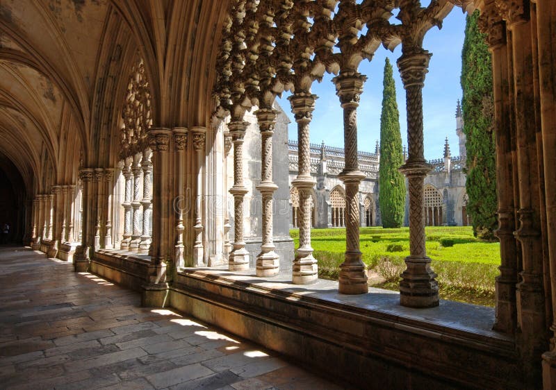 Altes Kloster und Garten, Batalha, Portugal lizenzfreie stockfotografie Altes Kloster und Garten, Batalha, Portugal lizenzfreie stockfotografie