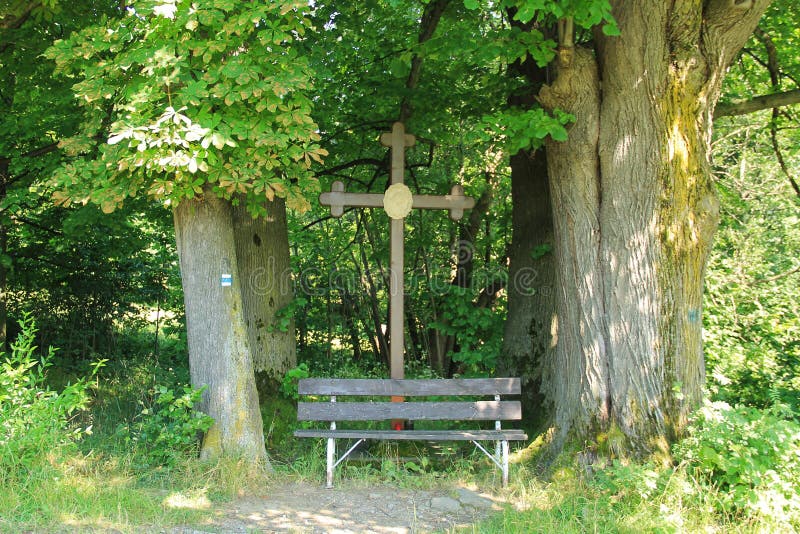 Altes Kreuz Und Bank Stockfoto Bild Von Kreuz Bank 96415638