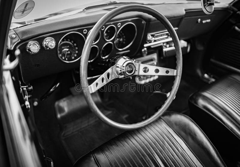 Altes Oldtimer-Lenkrad und Cockpit. Retro-Bild eines alten Autoradios im klassischen Car-Chevrolet lizenzfreie stockfotografie