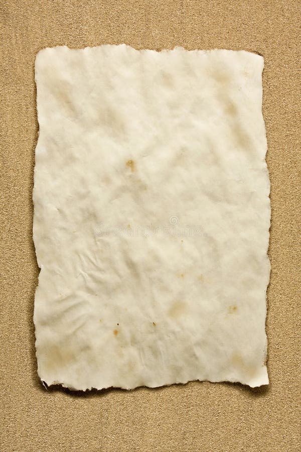 Altes Papier auf Sand stockbild Altes Papier auf Sand stockbild