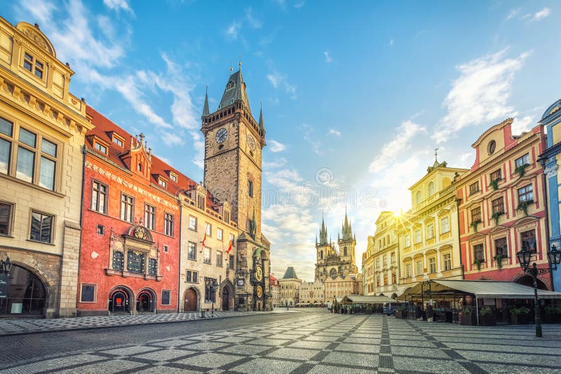 Altes Rathaus-Gebäude mit Glockenturm in Prag