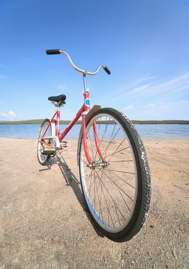 Altes rotes Fahrrad fotografiert auf Strand lizenzfreies stockfoto Altes rotes Fahrrad fotografiert auf Strand lizenzfreies stockfoto