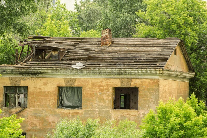 Altes ruiniertes Haus unter grünen Bäumen lizenzfreie stockfotografie Altes ruiniertes Haus unter grünen Bäumen lizenzfreie stockfotografie