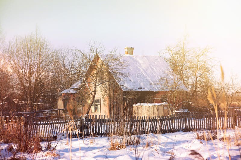 Altes Russisches Haus Im Dorf Im Winter Stockfoto Bild von
