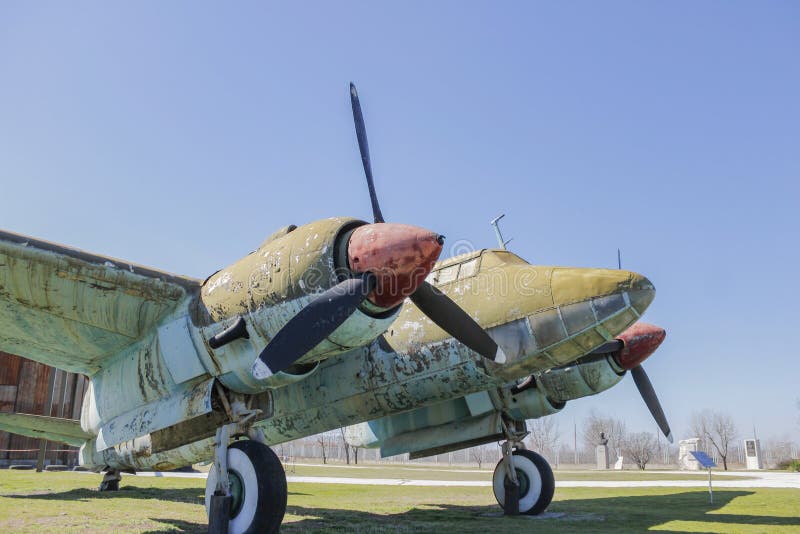 Altes Rusty War-Flugzeug auf Freilichtmuseum stockfotografie Altes Rusty War-Flugzeug auf Freilichtmuseum stockfotografie