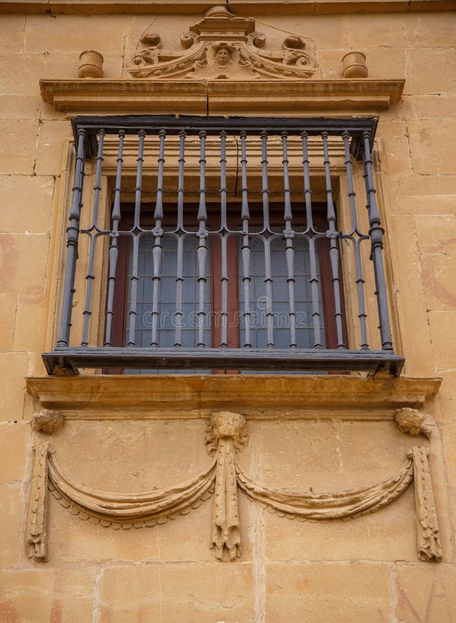 Altes spanisches Fenster stockfoto. Bild von stäbe