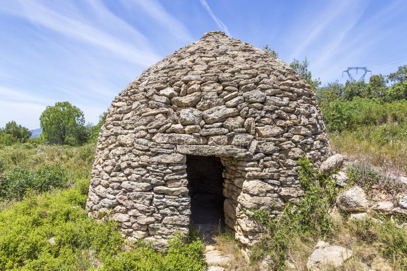 Altes Steingeb?ude nannte Borie, am Tallagard-Berg nahe Salon de Provence Frankreich stockfotos Altes Steingeb?ude nannte Borie, am Tallagard-Berg nahe Salon de Provence Frankreich stockfotos
