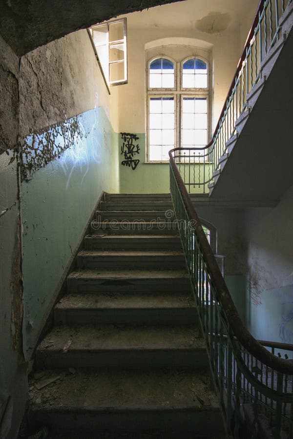 Altes Steintreppenhaus in verlassene Plätze