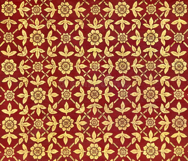Altes thailändisches Design auf der Decke eines Palastes mit Mustern von goldenen Blättern und von Blumen auf rotem Hintergrund lizenzfreie stockfotos Altes thailändisches Design auf der Decke eines Palastes mit Mustern von goldenen Blättern und von Blumen auf rotem Hintergrund lizenzfreie stockfotos