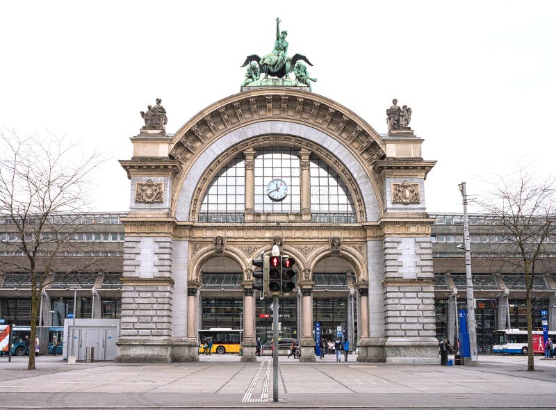 Altes Tor des Bahnhofs der Luzerne lizenzfreie stockbilder Altes Tor des Bahnhofs der Luzerne lizenzfreie stockbilder