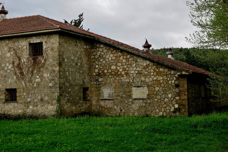 Altes verlassenes Gebäude auf einem grünen Rasen mitten in dem Wald stockfoto Altes verlassenes Gebäude auf einem grünen Rasen mitten in dem Wald stockfoto