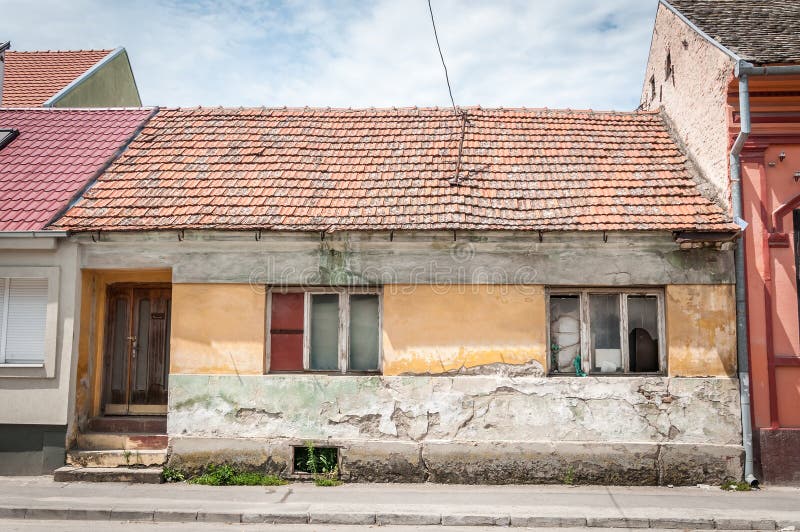 Altes verlassenes Haus mit den defekten und schädigenden Fenstern in der Stadt ruiniert durch Alter stockbild Altes verlassenes Haus mit den defekten und schädigenden Fenstern in der Stadt ruiniert durch Alter stockbild