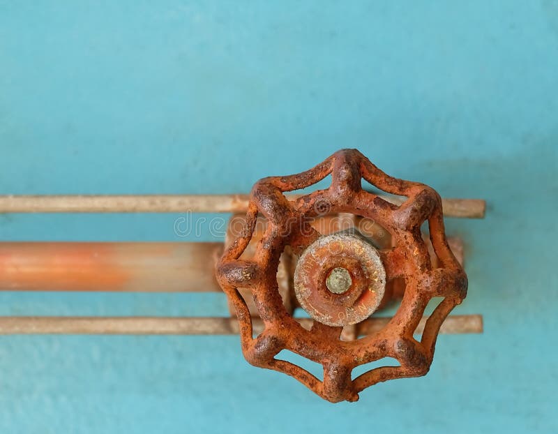 Altes verrostetes Ventil auf blauem Schmutz-Metall lizenzfreie stockfotografie Altes verrostetes Ventil auf blauem Schmutz-Metall lizenzfreie stockfotografie