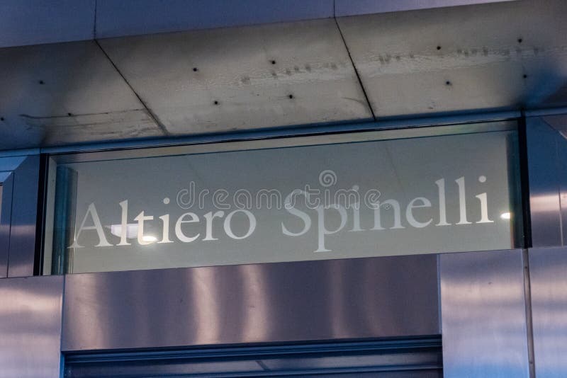 Altiero Spinelli在比利时布é²å¡žå°”æ¬§æ´²è®®ä¼šå¤§åŽ¦çš„é“æ–‡ã€‚Altiero Spinelli在比利时布é²å¡žå°”æ¬§æ´²è®®ä¼šå¤§åŽ¦çš 库存照片 Altiero Spinelli在比利时布é²å¡žå°”æ¬§æ´²è®®ä¼šå¤§åŽ¦çš„é“æ–‡ã€‚Altiero Spinelli在比利时布é²å¡žå°”æ¬§æ´²è®®ä¼šå¤§åŽ¦çš 库存照片
