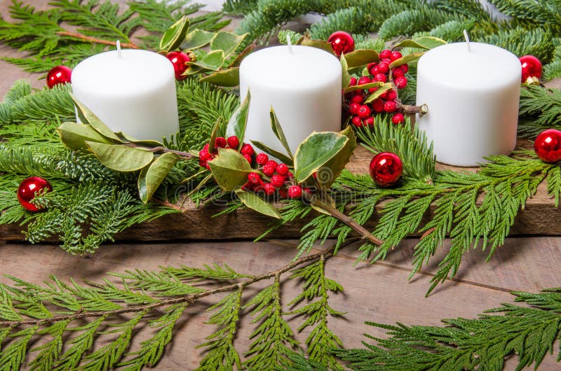 Altijdgroen Kerstmisbelangrijkst voorwerp met witte kaarsen stock afbeeldingen Altijdgroen Kerstmisbelangrijkst voorwerp met witte kaarsen stock afbeeldingen