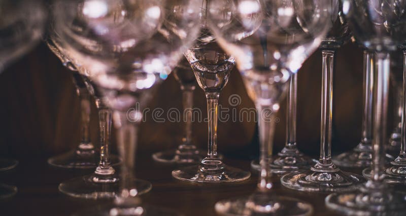 Alto colpo di vetro del champagne o del primo piano delle tazze immagini stock Alto colpo di vetro del champagne o del primo piano delle tazze immagini stock