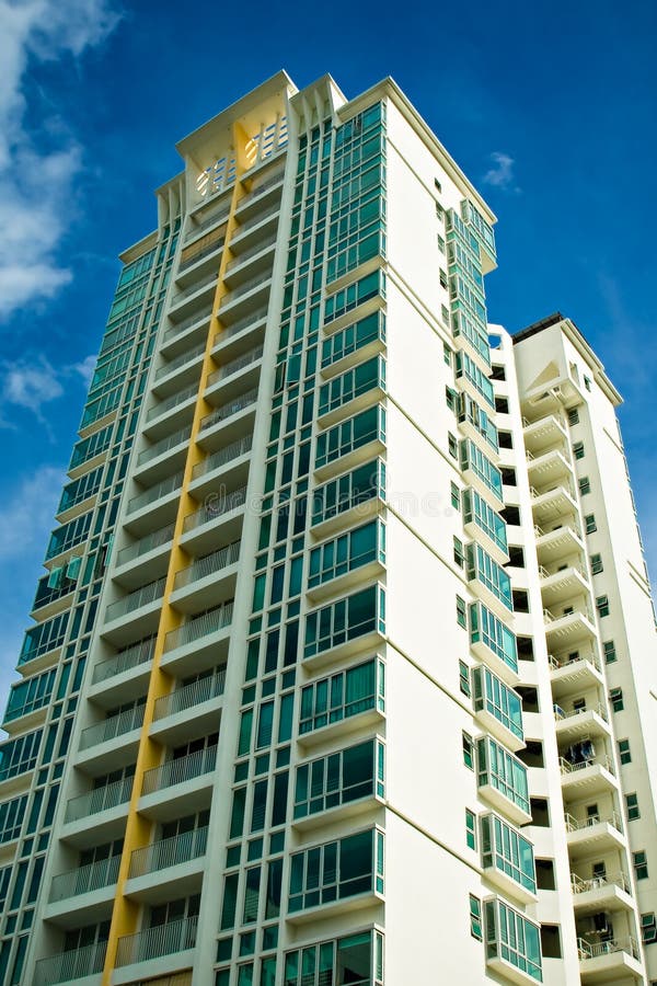 Alto condominio de la subida fotografía de archivo libre de regalías Alto condominio de la subida fotografía de archivo libre de regalías