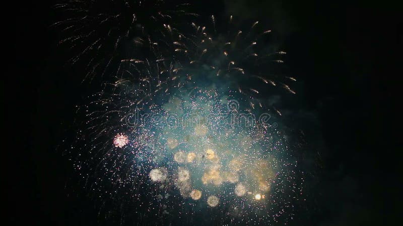 Alto film di definizione dei fuochi d'artificio variopinti in cielo notturno durante l'evento festivo 1080p di celebrazione