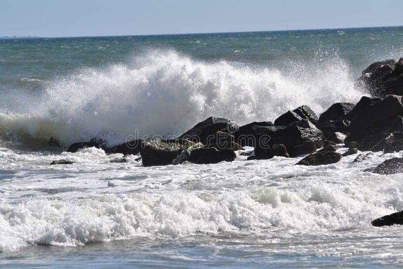 Alto schianto delle onde dell'oceano arrabbiato fotografia stock Alto schianto delle onde dell'oceano arrabbiato fotografia stock
