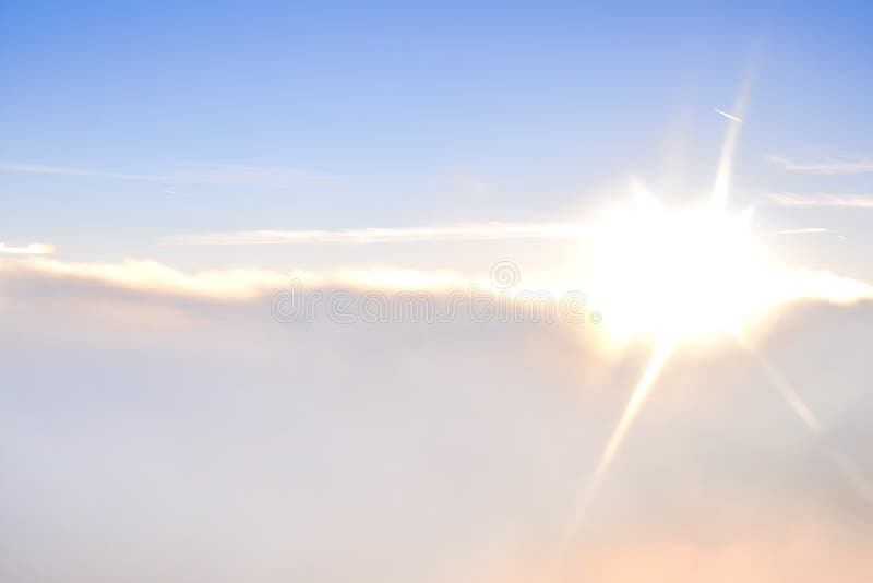 Alto sobre las nubes cerca del sol fotos de archivo