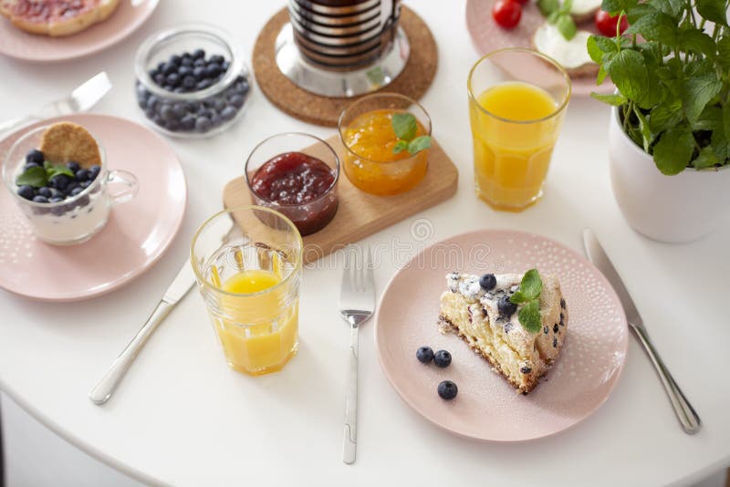 Alto ángulo en la tabla con el postre, el zumo de naranja y el dur de la mermelada fotos de archivo libres de regalías Alto ángulo en la tabla con el postre, el zumo de naranja y el dur de la mermelada fotos de archivo libres de regalías