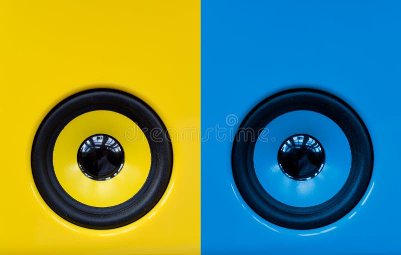 Altoparlanti blu e gialli luminosi per il gioco della musica rumorosa del partito di ballo, oggetti astratti moderni fotografia stock libera da diritti Altoparlanti blu e gialli luminosi per il gioco della musica rumorosa del partito di ballo, oggetti astratti moderni fotografia stock libera da diritti