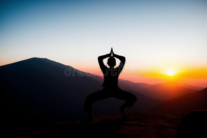 Alturas trascendentes : silueta de mujer practicando yoga en la cima de una montaña. generado por ai. libre illustration