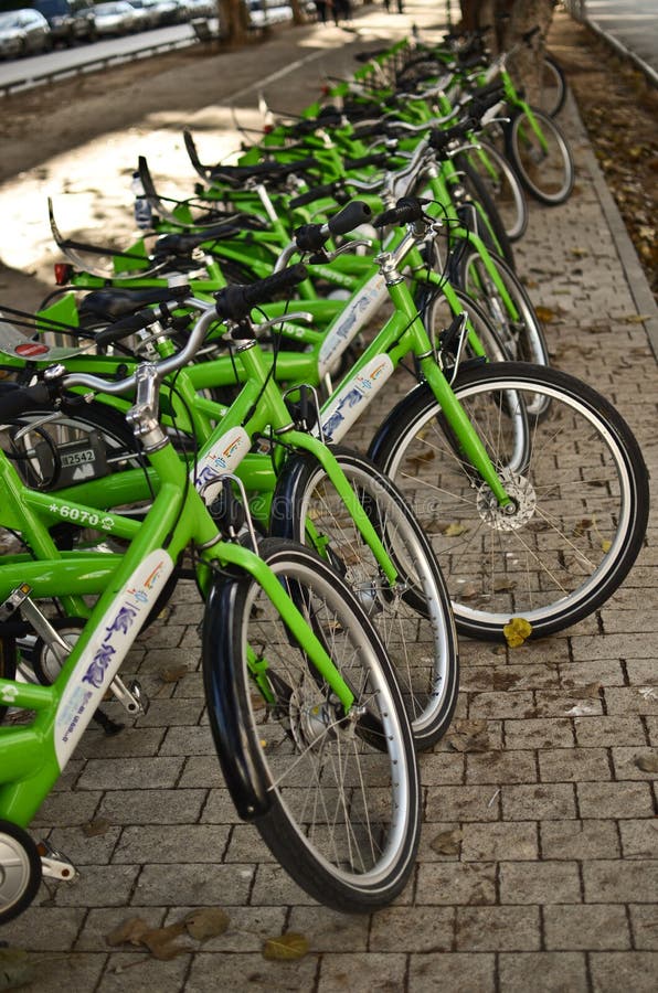 Aluguer de bicicletas imagens de stock royalty free