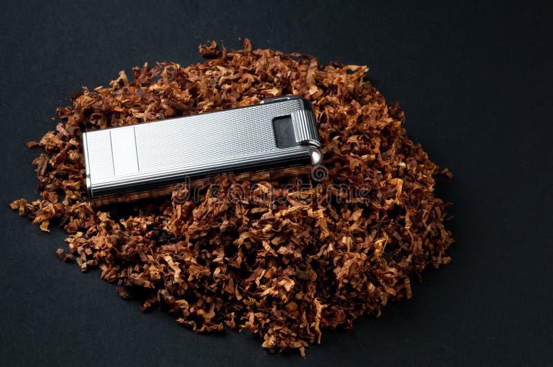 Alumbrador y tabaco foto de archivo. Imagen de humo, fumar 14743686