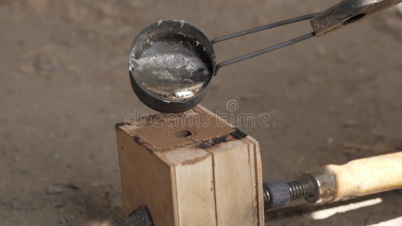 Aluminium Fondu Dans Le Sable De Moulage Aluminium Fondu De Coulée Dans Le  Moule En Bois Aluminium Liquide à La Maison Banque De Vidéos - Vidéo du  métallurgie, chaud: 197865736