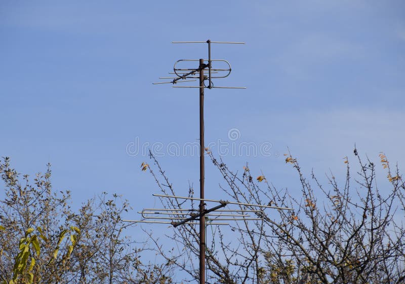 Aluminiumantennen für das Empfangen eines Fernsehsignals im Meter und im Dezimeter erstrecken sich lizenzfreies stockbild Aluminiumantennen für das Empfangen eines Fernsehsignals im Meter und im Dezimeter erstrecken sich lizenzfreies stockbild