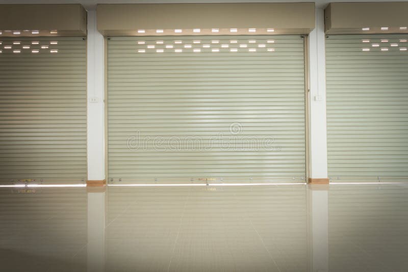 Aluminiumstahlmetallrollen-Fensterladentür im Lagergebäude lizenzfreie stockbilder Aluminiumstahlmetallrollen-Fensterladentür im Lagergebäude lizenzfreie stockbilder