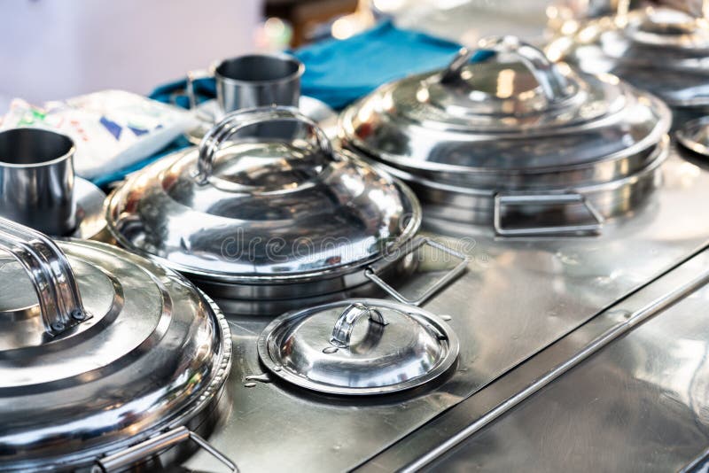 Aluminiumtöpfe zum Kochen von Sojabohnenmilch des Heukerstalls lizenzfreie stockbilder Aluminiumtöpfe zum Kochen von Sojabohnenmilch des Heukerstalls lizenzfreie stockbilder