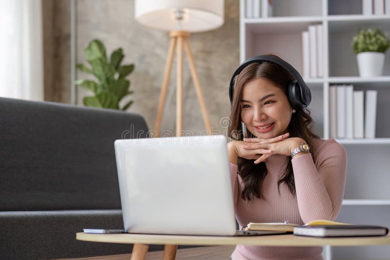 Alumna asiática estudiante de clase de aprendizaje en línea estudio videollamadas en línea zoom profesora de feliz asiática aprend fotografía de archivo libre de regalías