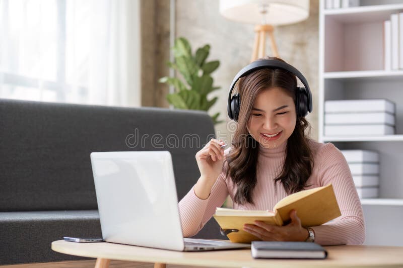 Alumna asiática estudiante de clase de aprendizaje en línea estudio videollamadas en línea zoom profesora de feliz asiática aprend foto de archivo