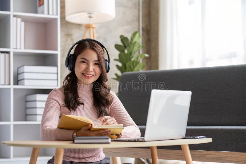 Alumna asiática estudiante de clase de aprendizaje en línea estudio videollamadas en línea zoom profesora de feliz asiática aprend. Estudiante asiática estudiante de clase de aprendizaje en línea estudiar videollamada en línea zoom profesora feliz niña asiática aprender inglés en línea con computadora portátil...