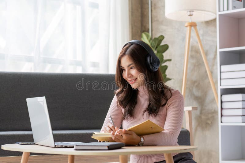 Alumna asiática estudiante de clase de aprendizaje en línea estudio videollamadas en línea zoom profesora de feliz asiática aprend fotos de archivo libres de regalías