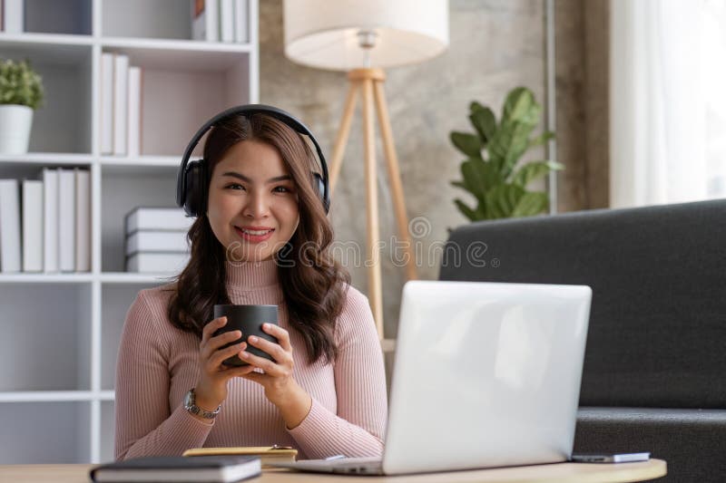 Alumna asiática estudiante de clase de aprendizaje en línea estudio videollamadas en línea zoom profesora de feliz asiática aprend imágenes de archivo libres de regalías