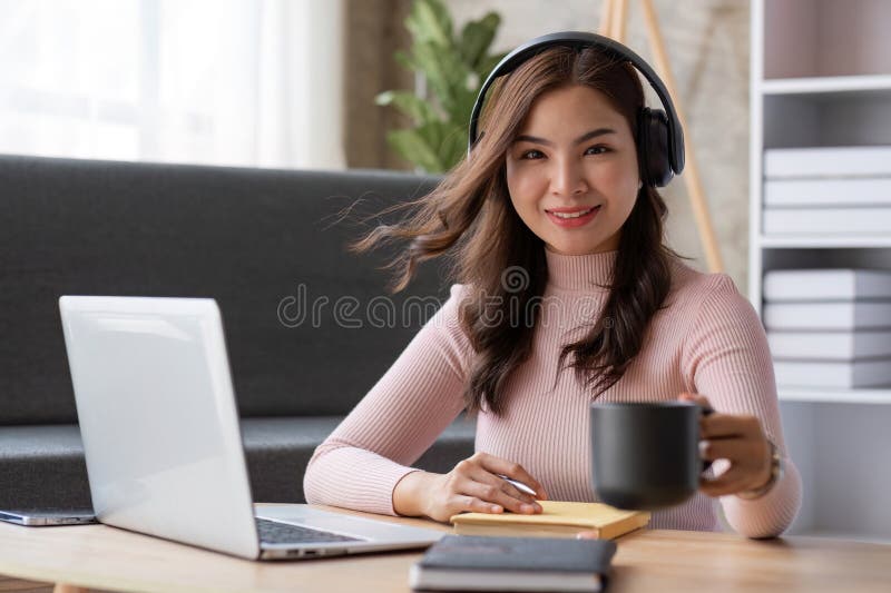Alumna asiática estudiante de clase de aprendizaje en línea estudio videollamadas en línea zoom profesora de feliz asiática aprend imagen de archivo