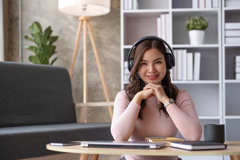 Alumna asiática estudiante de clase de aprendizaje en línea estudio videollamadas en línea zoom profesora de feliz asiática aprend fotografía de archivo