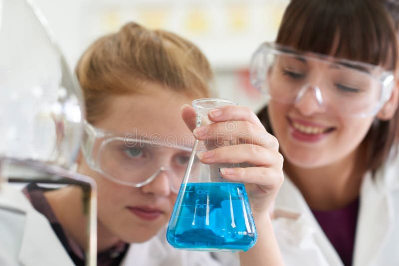 Alumno y profesor de sexo femenino Conducting Chemistry Experiment fotografía de archivo Alumno y profesor de sexo femenino Conducting Chemistry Experiment fotografía de archivo