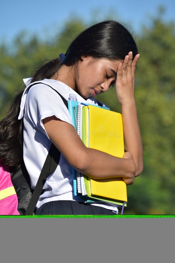 Alunna filippina ansiosa che indossa l'uniforme scolastica immagini stock