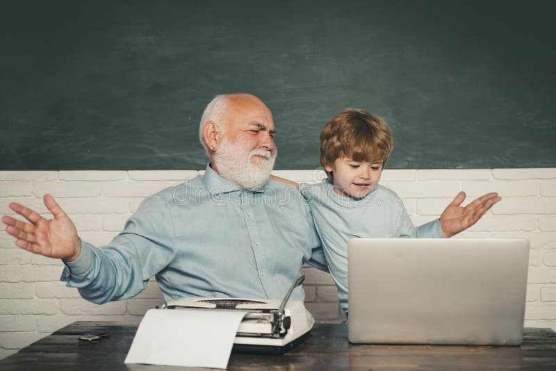 Aluno masculino sério novo que estuda na escola O homem ensina a crian?a Geração da família e conceito das relações Professores d foto de stock royalty free Aluno masculino sério novo que estuda na escola O homem ensina a crian?a Geração da família e conceito das relações Professores d foto de stock royalty free