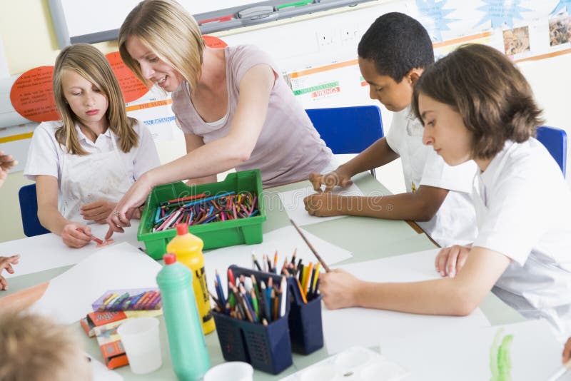Alunos e seu professor em uma classe de arte imagens de stock Alunos e seu professor em uma classe de arte imagens de stock
