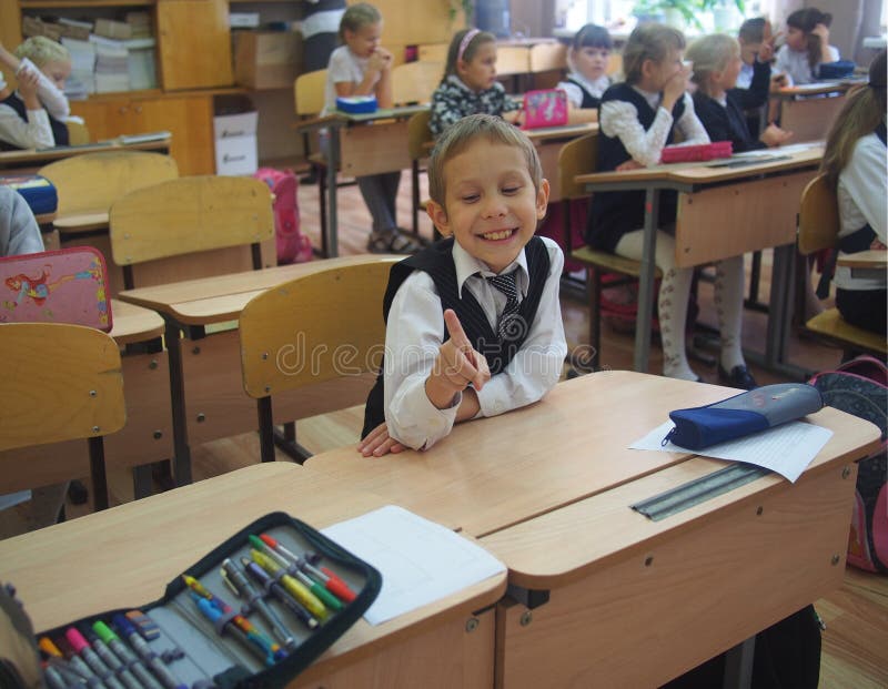 Alunos que sentam-se em uma sala de aula, Rússia imagens de stock Alunos que sentam-se em uma sala de aula, Rússia imagens de stock