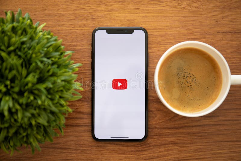 Màn hình hiển thị tuyệt đẹp của iPhone X YouTube Background sẽ khiến bạn phát cuồng với thế giới video trên mạng xã hội.