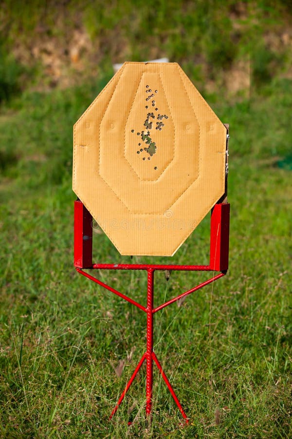 Alvo que dispara em jogos da pistola da competição de IPSC imagem de stock Alvo que dispara em jogos da pistola da competição de IPSC imagem de stock