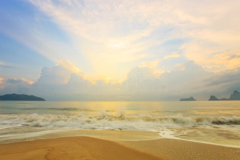 Amanhecer colorido sobre o mar foto de stock royalty free