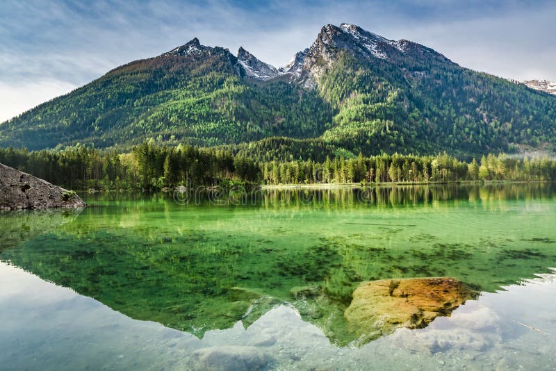 Alvorecer maravilhoso no lago Hintersee nos cumes imagens de stock Alvorecer maravilhoso no lago Hintersee nos cumes imagens de stock